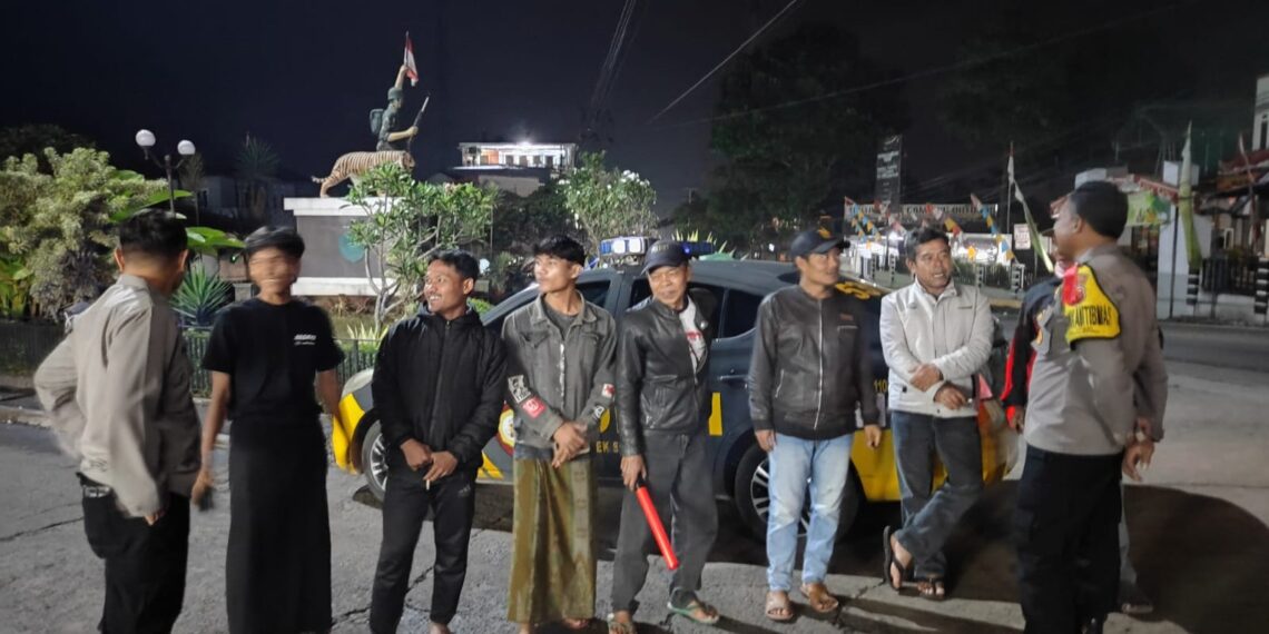 Patroli Strong Point Malam Dialogis Dengan Masyarakat Wujudkan Situasi Kamtibmas Yang Aman
