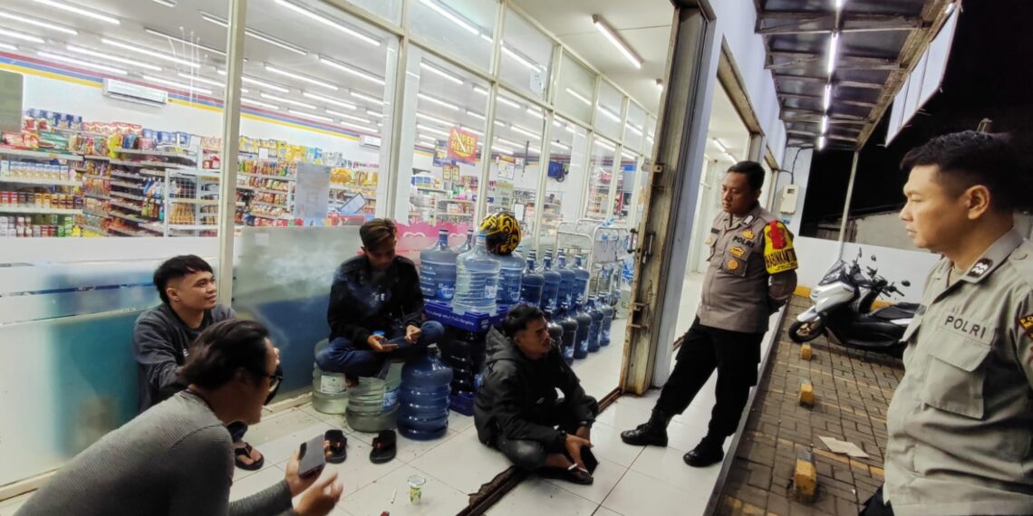Polisi Patroli Malam Sambangi Minimarket Dan Dialogis Dengan Masyarakat