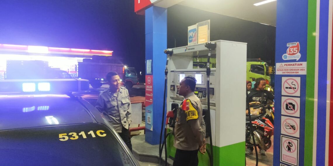 Patroli Dialogis Polisi Sambangi SPBU Malam Hari, Sampaikan Pesan Kamtibmas