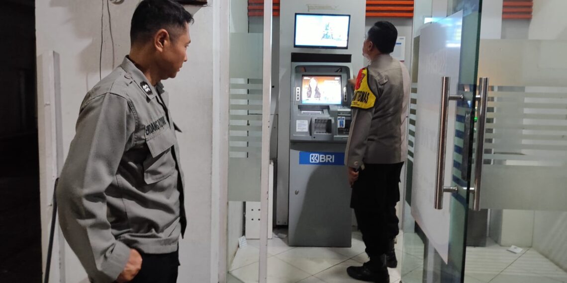 Personil Polsek Sukalarang Patroli Malam Hari Sambangi ATM BRI Cegah Kejahatan Perbankan