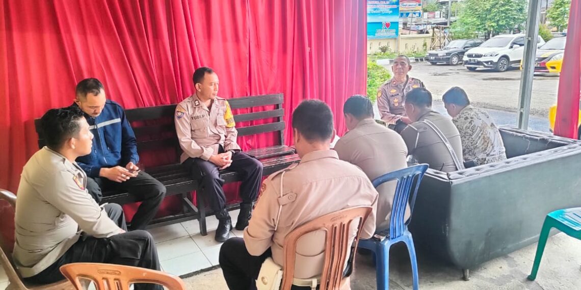 Anev Mingguan. Kapolsek Baros  atensi, evaluasi kinerja wujudkan Harkammtibmas dalam pelayanan Polri