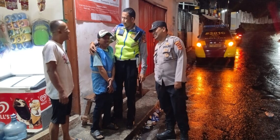 Patroli Polsek Cikole laksanakan Giat Dialogis Dengan Warga