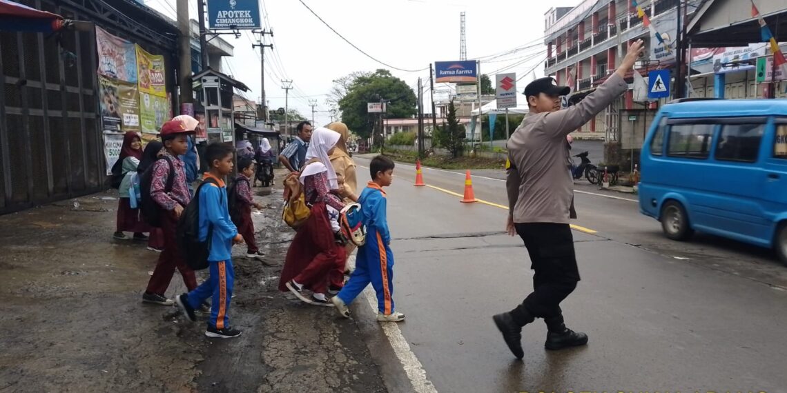 Wujud Kepedulian, Polisi Bantu Anak-Anak Sekolah Menyeberang Jalan