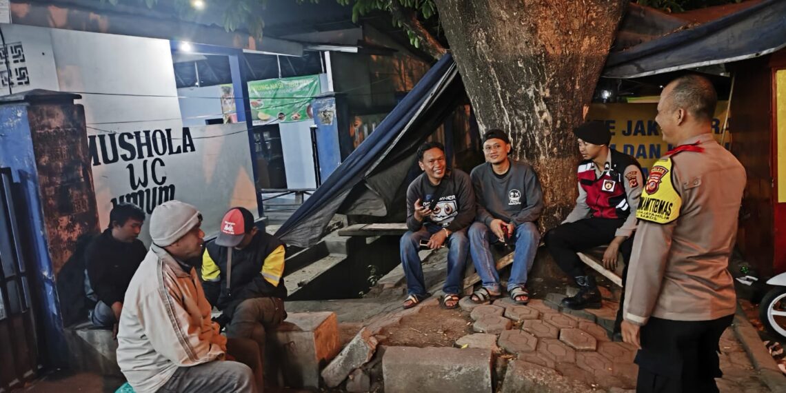Bhabinkamtibmas lingkari kerawanan malam hari himbau sebar pesan kamtibmas