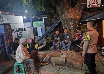 Bhabinkamtibmas lingkari kerawanan malam hari himbau sebar pesan kamtibmas