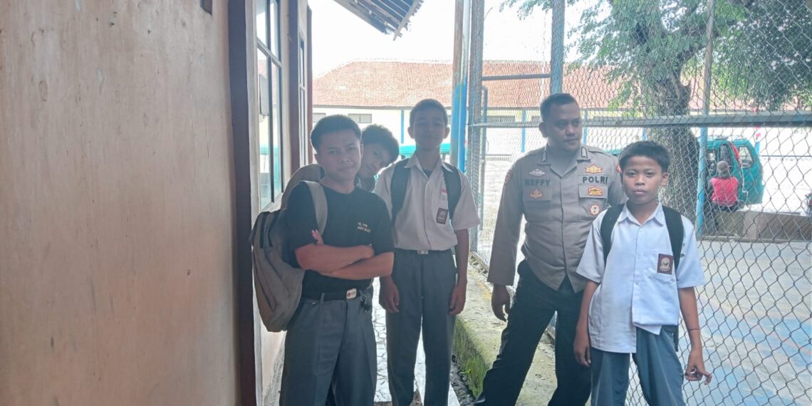 Patroli siang,Unit Samapta  Polsek Cisaat  antisipasi tawuran pelajar saat bubaran anak sekolah