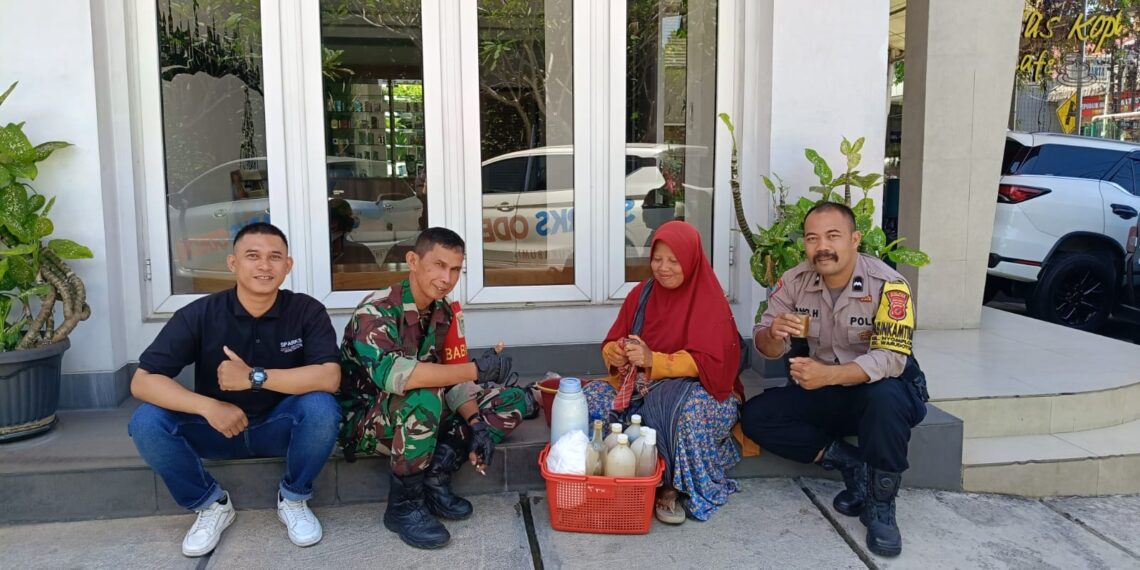 Datangi Warga Langsung, Babinkamtibmas Berikan Himbauan Gukamtibmas