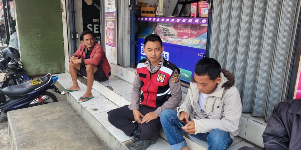 Berdialog Dengan Warga, Unit Samapta Polsek Cisaat Dialogis Berikan Himbauan Kamtibmas