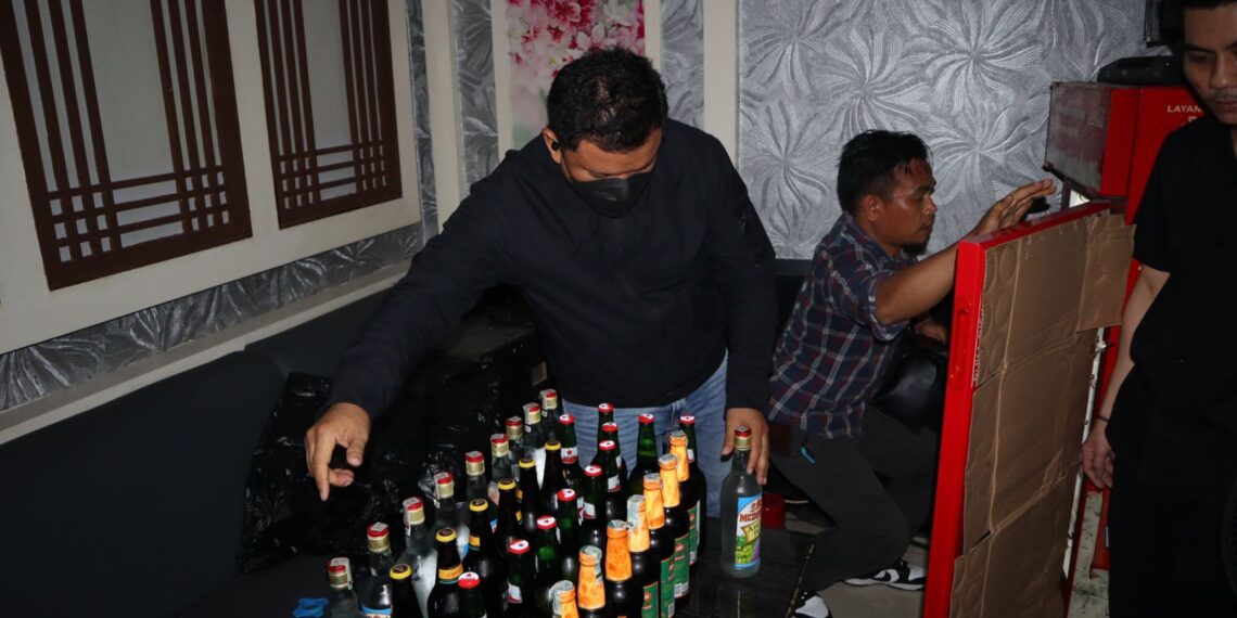 Jajakan Miras, THM Berkedok Tempat Karaoke Keluarga di Sukabumi Dirazia Polisi
