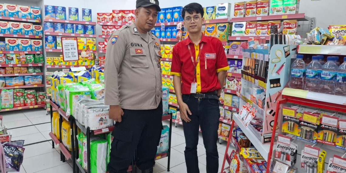 Bhabinkamtibmas Polsek Kebonpedes Berikan Himbauan Kamtibmas Kepada Karyawan Mini Market*