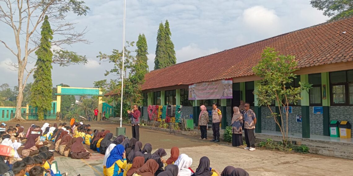 Bhabinkamtibmas Polsek Lembursitu Pembinaan di SDN Nangerang