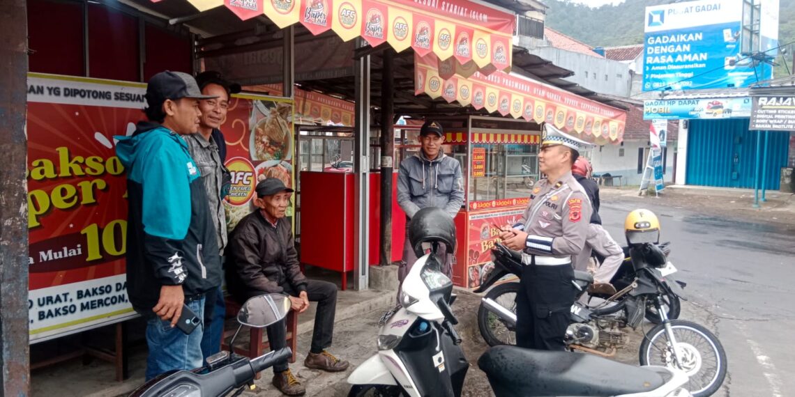 Meminimalisir Kecelakaan lalulintas. Unit Lantas Polsek Baros berikan Himbauan Kamtibcarlantas secara Humanis
