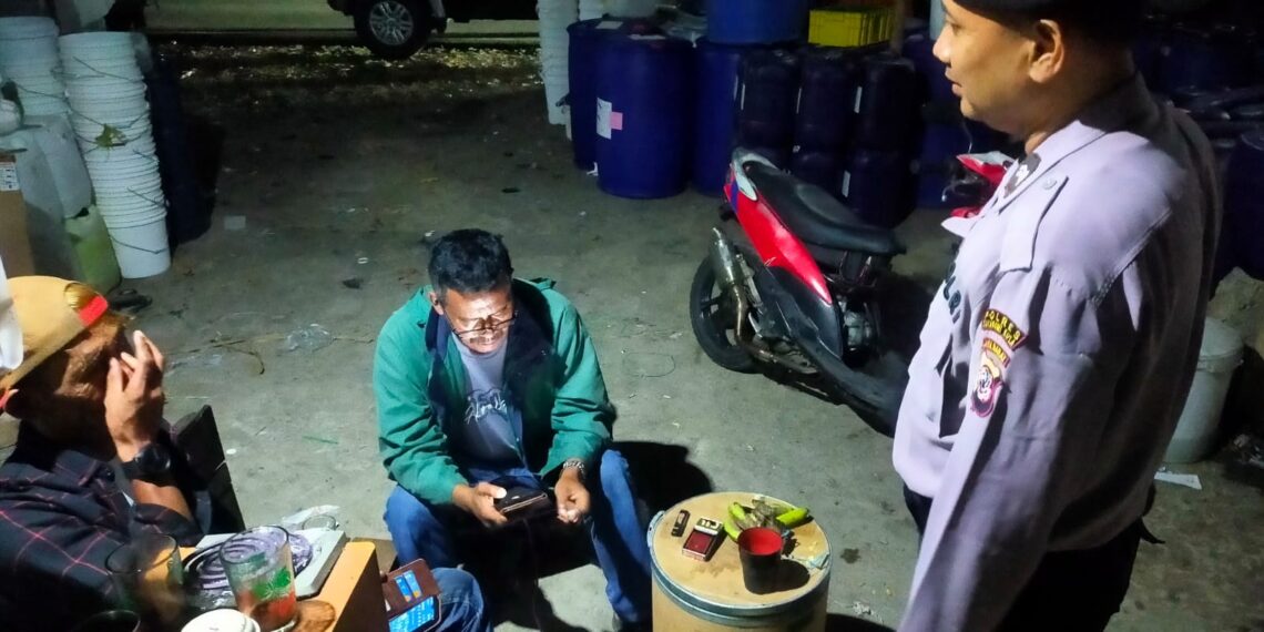 Patroli Samapta Polsek Cibeureum patroli dialogis sambangi Warga Malam Hari Sampai Pesan Kamtibmas