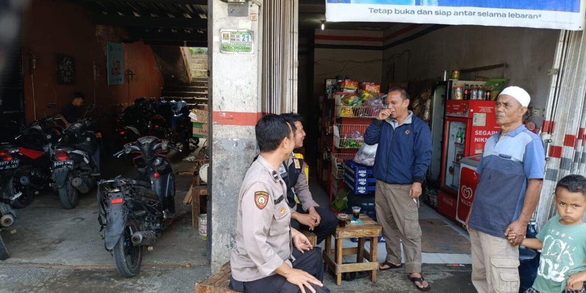 Anggota Polsek Sukaraja memberikan pemahaman kepada warga masyarakat