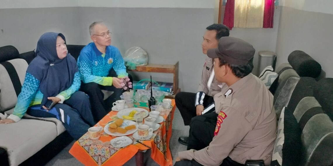 Sampaikan Himbauan Kamtibmas Kepada Karyawan Minimarket saat Patroli Siang