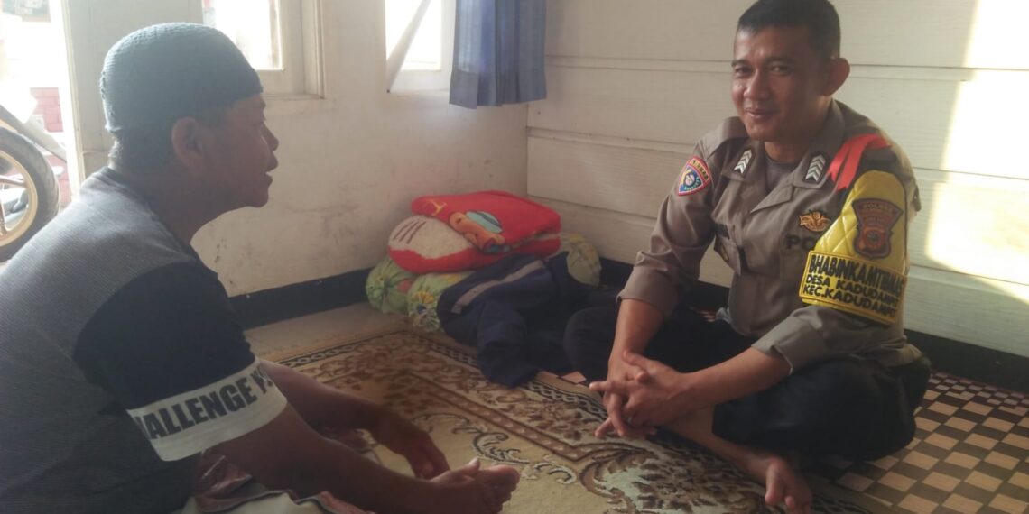 Tingkatkan Kamtibmas. Bhabinkamtibmas Desa Kadudampit efektifkan Dialogis bersama Warga antisipasi kerawanan gukamtibmas
