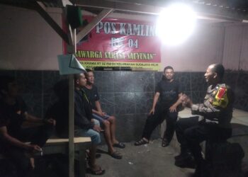 Lingkari kerawanan malam hari. Bhabinkamtibmas sampaikan himbau dan pesan kamtibmas kepada warga balandongan