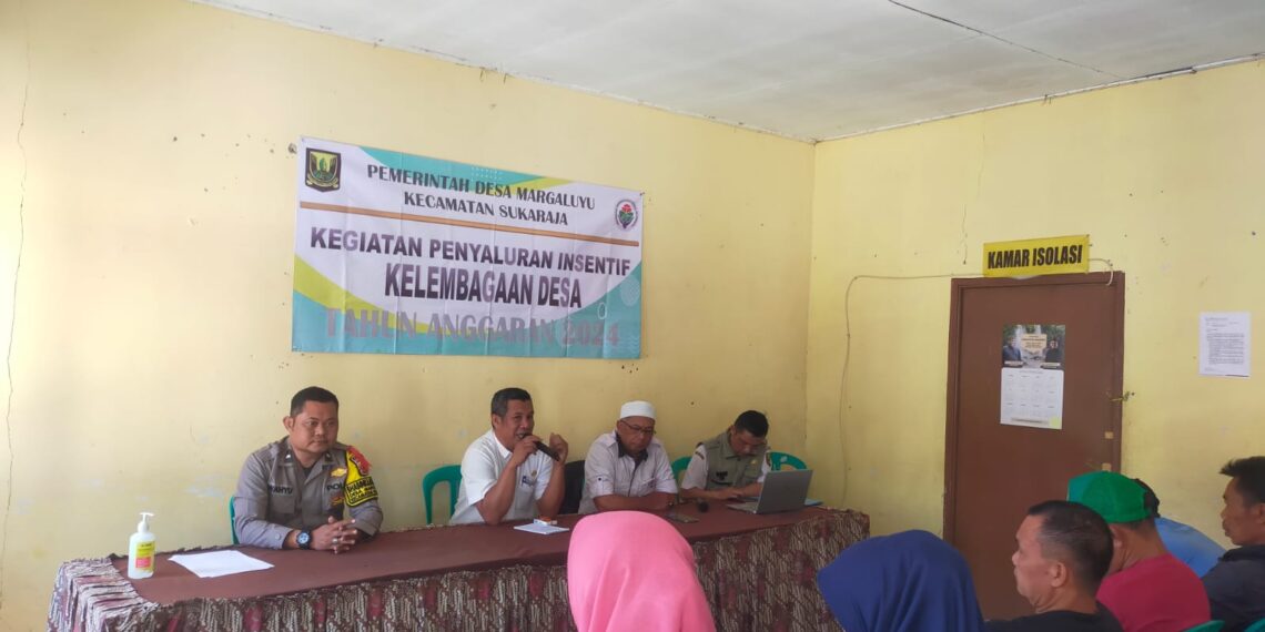 Bhabinkamtibmas Polsek Sukaraja Sukabumi Pantau Distribusi Dana Insentif RT