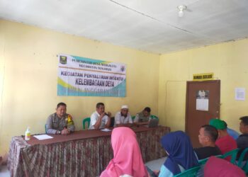 Bhabinkamtibmas Polsek Sukaraja Sukabumi Pantau Distribusi Dana Insentif RT
