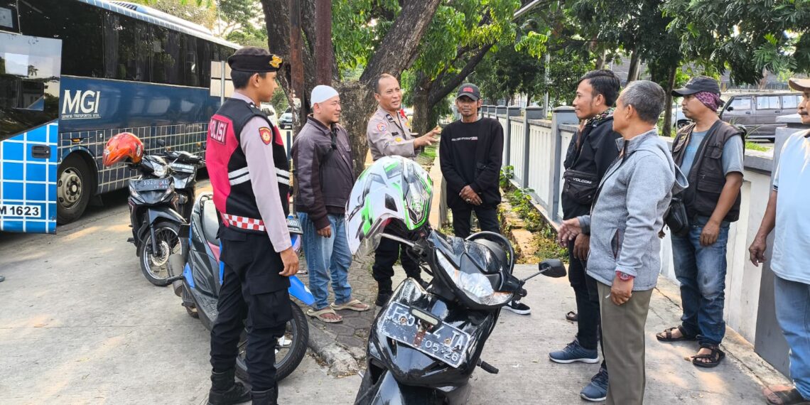 Jalin kemitraan kamtibmas. Bhabinkamtibmas sambangi ojeg terminal