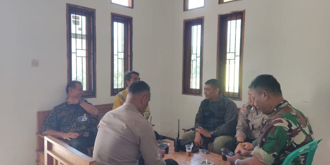 atroli mobile rutin Polsek Kadudampit untuk mengantisipasi gangguan kamtibmas  di wilayah hukum polsek kadudampit