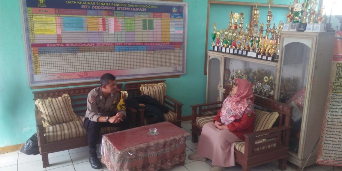 Tingkatkan Kamtibmas. Bhabinkamtibmas Polsek Kadudampit Sampaikan Dialogis Bersama Warga