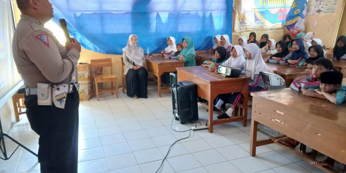Police Goes To School , Polsek Sukaraja Edukasikan Rambu Lalulintas Kepada Siswa SD