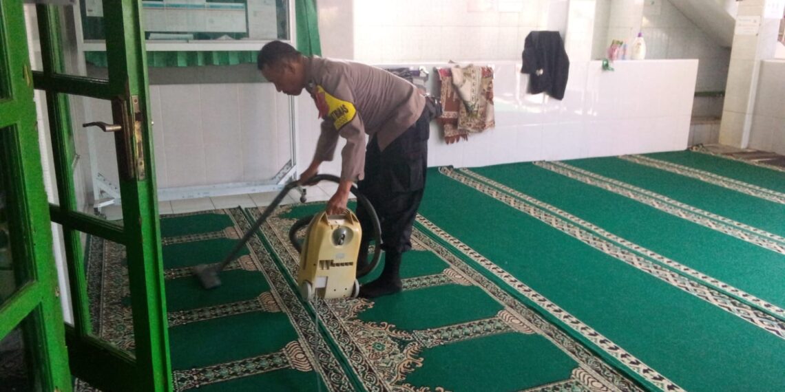 Jum’at Bersih,Bhabinkamtibmas Polsek Cisaat Bersih- bersih Lingkungan Masjid