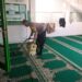 Jum’at Bersih,Bhabinkamtibmas Polsek Cisaat Bersih- bersih Lingkungan Masjid