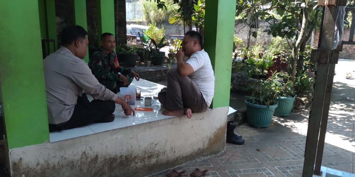 Bhabinkamtibmas Bersinergi dengan Babinsa Sambangi Warga Untuk Tingkatkan Harkamtibmas