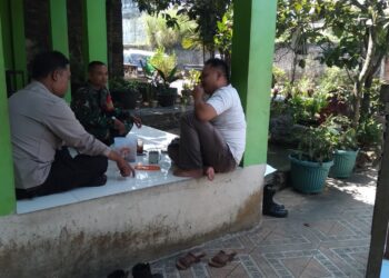 Bhabinkamtibmas Bersinergi dengan Babinsa Sambangi Warga Untuk Tingkatkan Harkamtibmas