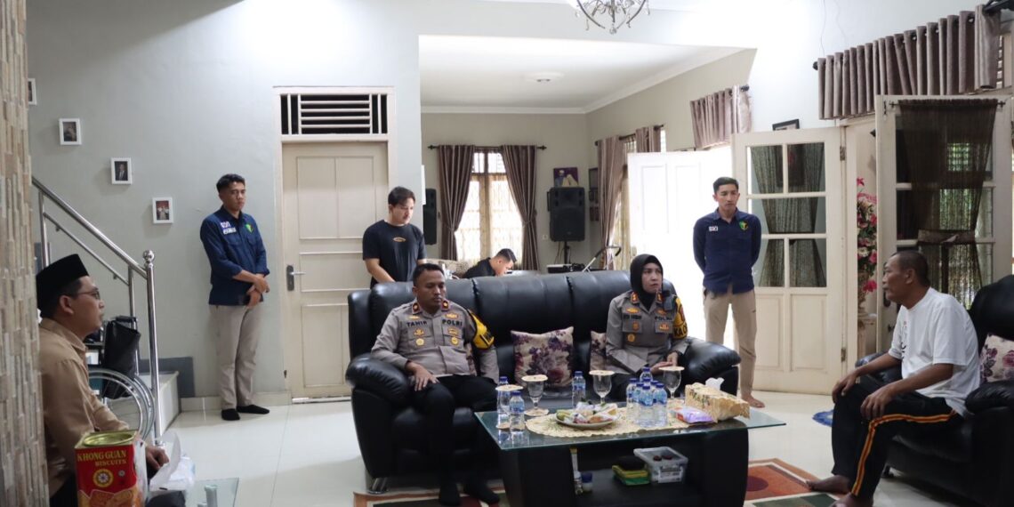 Beri Motivasi, Kapolres Sukabumi Kota Kunjungi Personel Polri dan ASN yang Sakit Menahun
