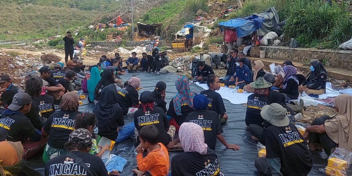 KPU Gaet Pemulung TPA Cikundul Kota Sukabumi Sosialisasikan Pilkada 2024