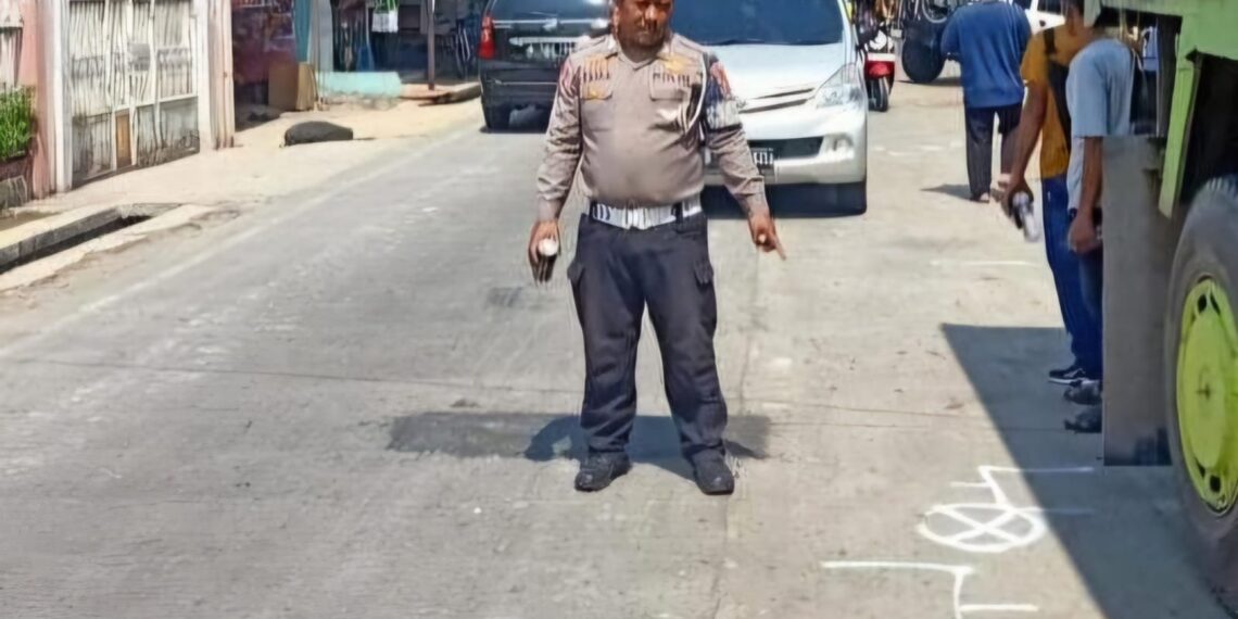 Kecelakaan Beruntun di Jalan Pelabuhan II Sukabumi Satu Mobil Terbalik. Satu Orang Masuk Rumah Sakit