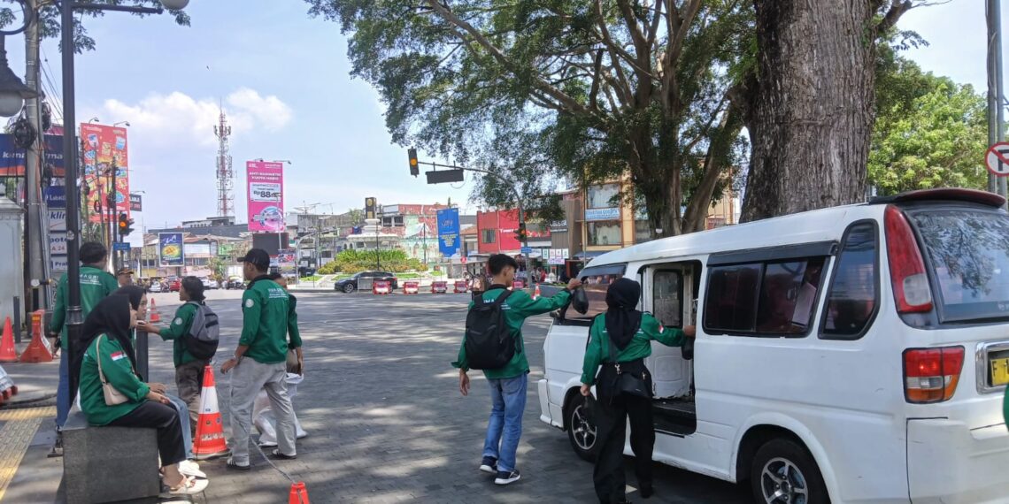 Mahasiswa UMMI Bagikan Sayuran di Hari Pangan Sedunia