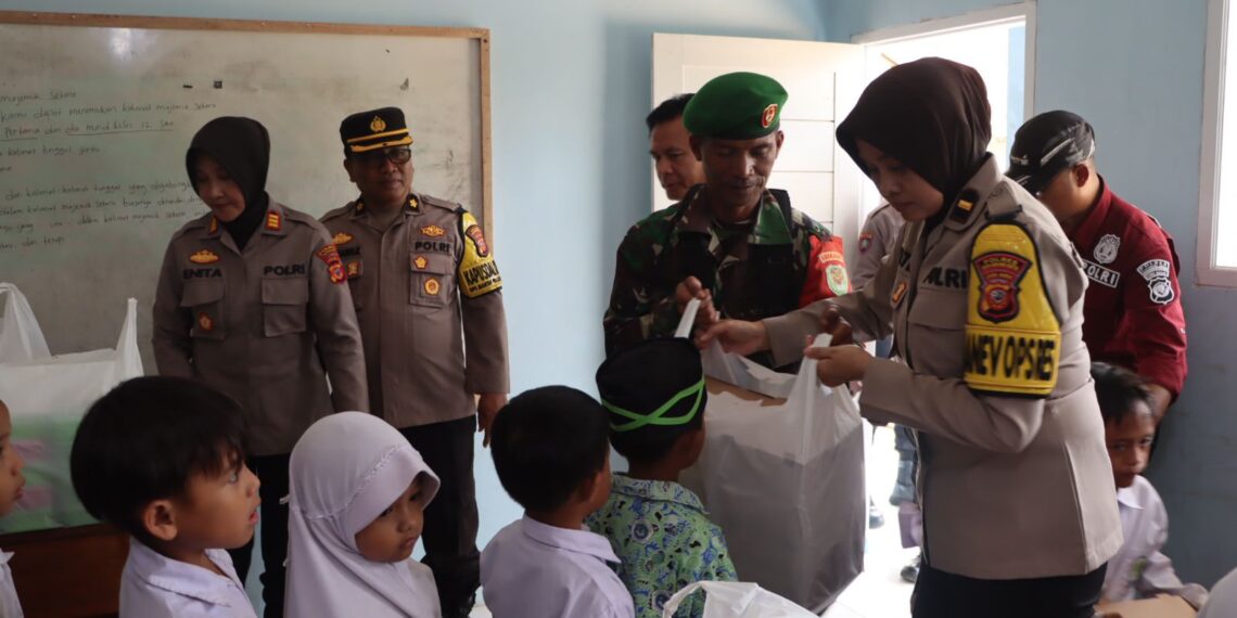 Polres Sukabumi Kota Bagikan Puluhan Paket Makanan Bergizi ke Pelajar Sekolah