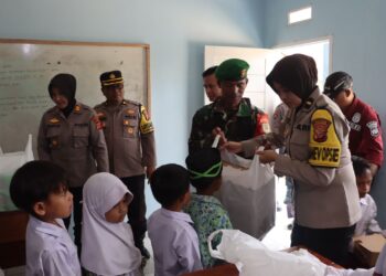 Polres Sukabumi Kota Bagikan Puluhan Paket Makanan Bergizi ke Pelajar Sekolah
