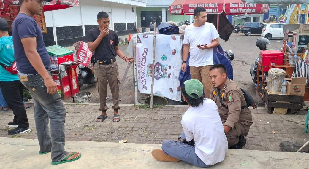 Saling Serang Anak STM di Lapang Merdeka Kota Sukabumi. Ada Bawa Celurit dan Golok