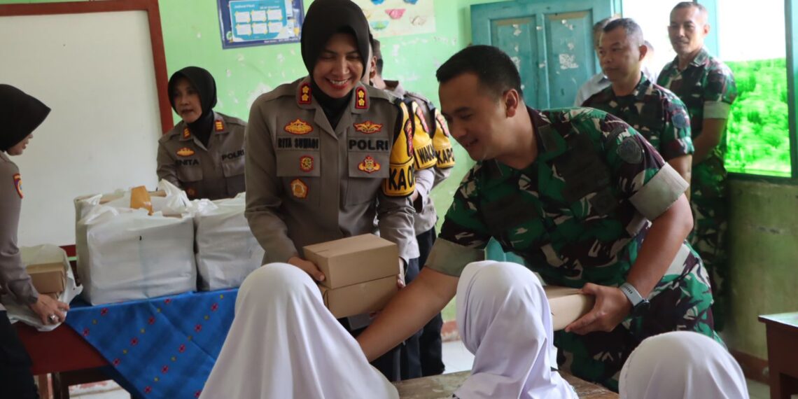Cerdaskan Generasi Penerus Bangsa, Polisi dan TNI di Sukabumi Bagikan Makanan Bergizi