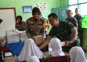 Cerdaskan Generasi Penerus Bangsa, Polisi dan TNI di Sukabumi Bagikan Makanan Bergizi