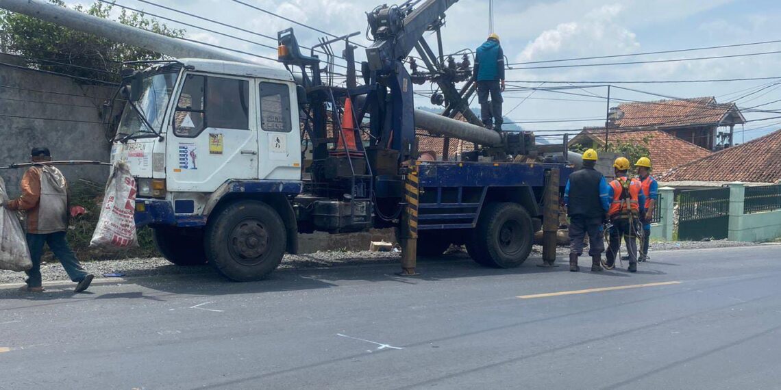 Kecelakaan Truk Hantam Angkot, Tiang Listrik Ikut Dihantam Juga Sampai Patah dan Aliran Mati