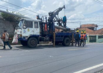 Kecelakaan Truk Hantam Angkot, Tiang Listrik Ikut Dihantam Juga Sampai Patah dan Aliran Mati