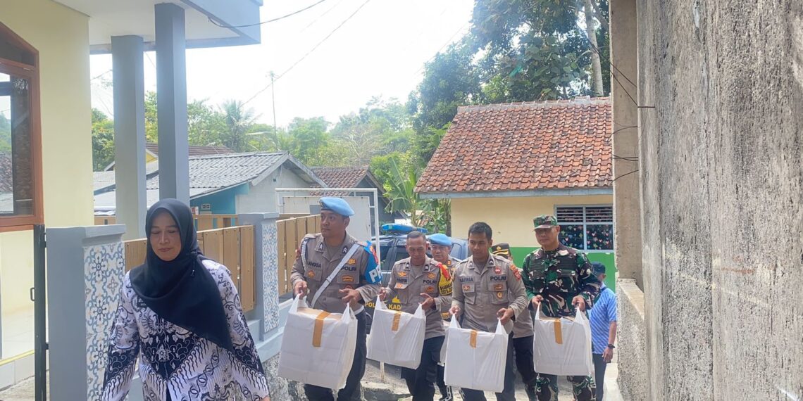 Polres Sukabumi Kota Kembali Bagikan Makanan Bergizi kepada Pelajar Sekolah