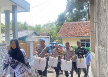 Polres Sukabumi Kota Kembali Bagikan Makanan Bergizi kepada Pelajar Sekolah