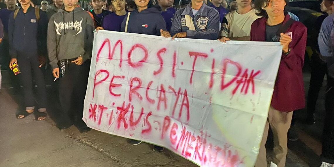 Debat Pilkada Calon Bupati dan Wakil Bupati Sukabumi Disambut Mahasiswa Bentangkan Spanduk Mosi Tak Percaya