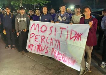 Debat Pilkada Calon Bupati dan Wakil Bupati Sukabumi Disambut Mahasiswa Bentangkan Spanduk Mosi Tak Percaya