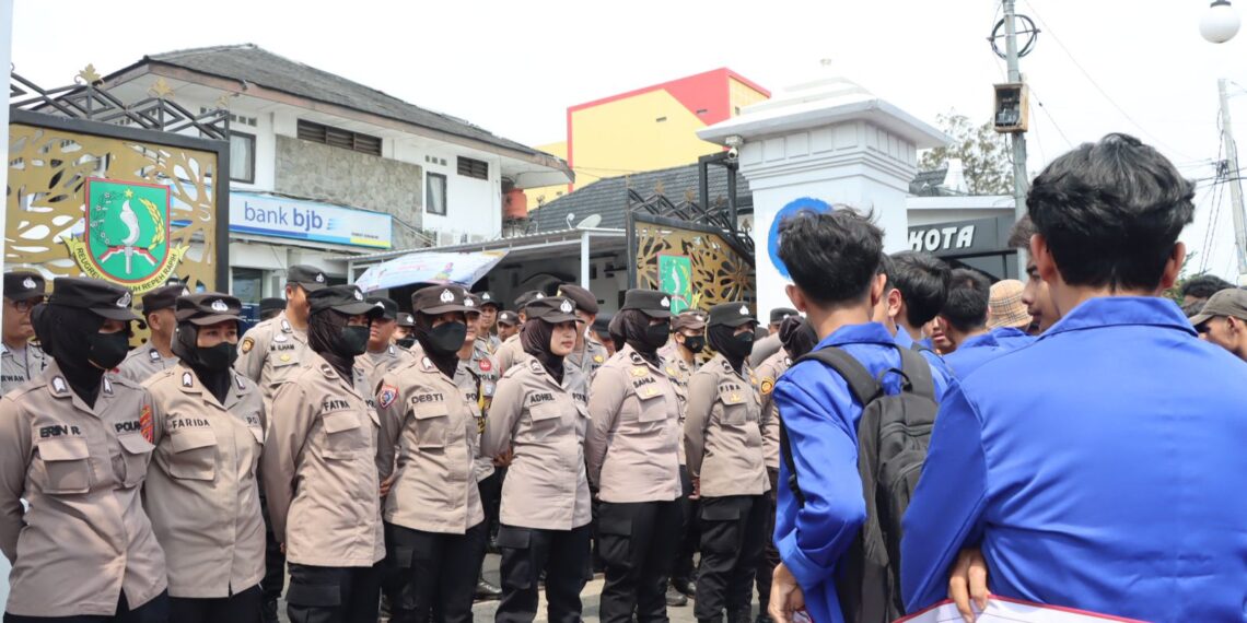 Fakultas Ilmu Sosial Lakukan Aksi di Plaza Balai Kota Tuntut 4 Isu Sosial