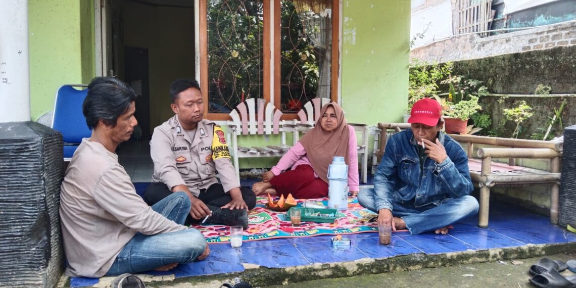 Bhabinkamtibmas Bersinergi dengan Babinsa Sambangi Warga Untuk Tingkatkan Harkamtibmas