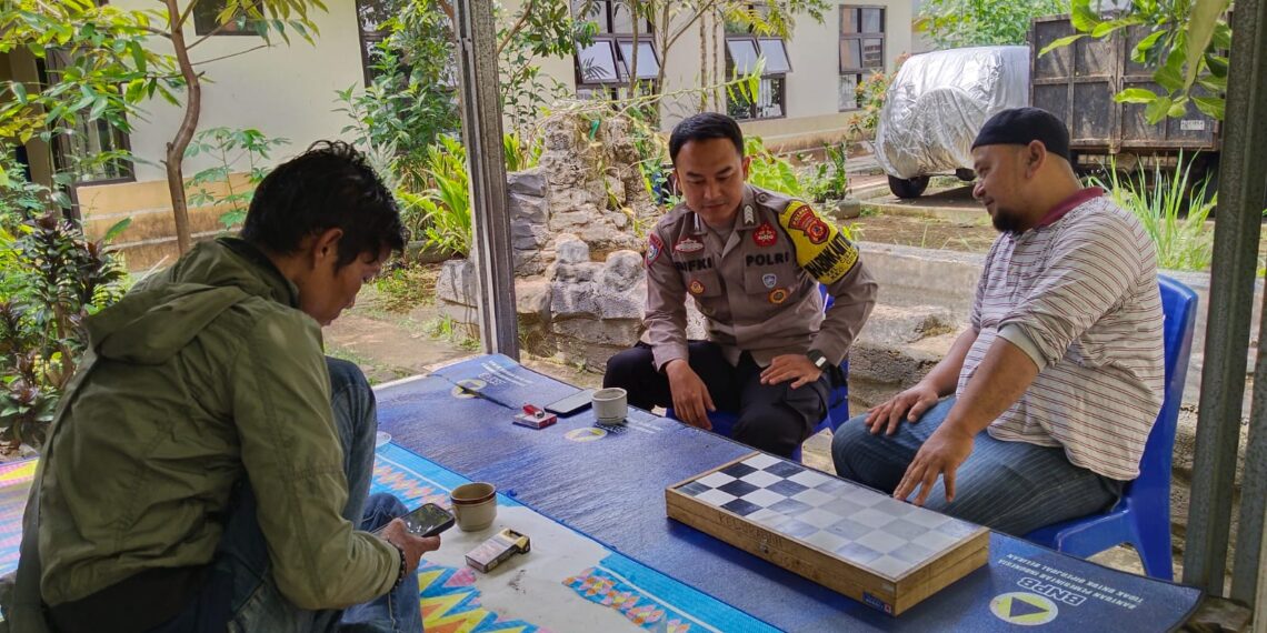 Bhabinkamtibmas Polsek Cikole Laksanakan Sapa Warga