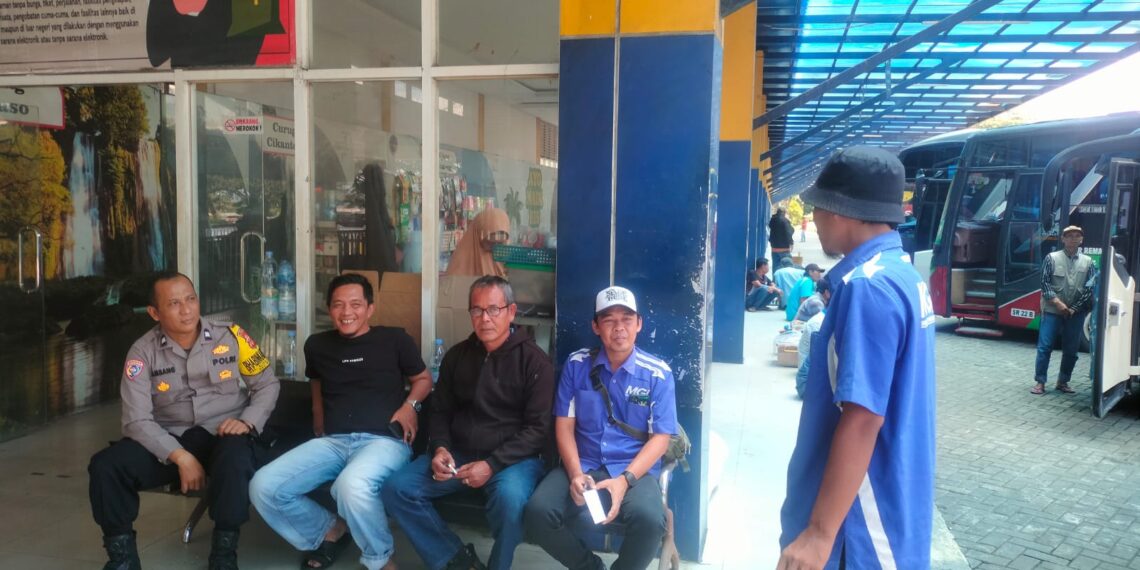 Bhabinkamtibmas bersama P.O Bus serukan kenyamanan dan kondusifitas kamtibmas